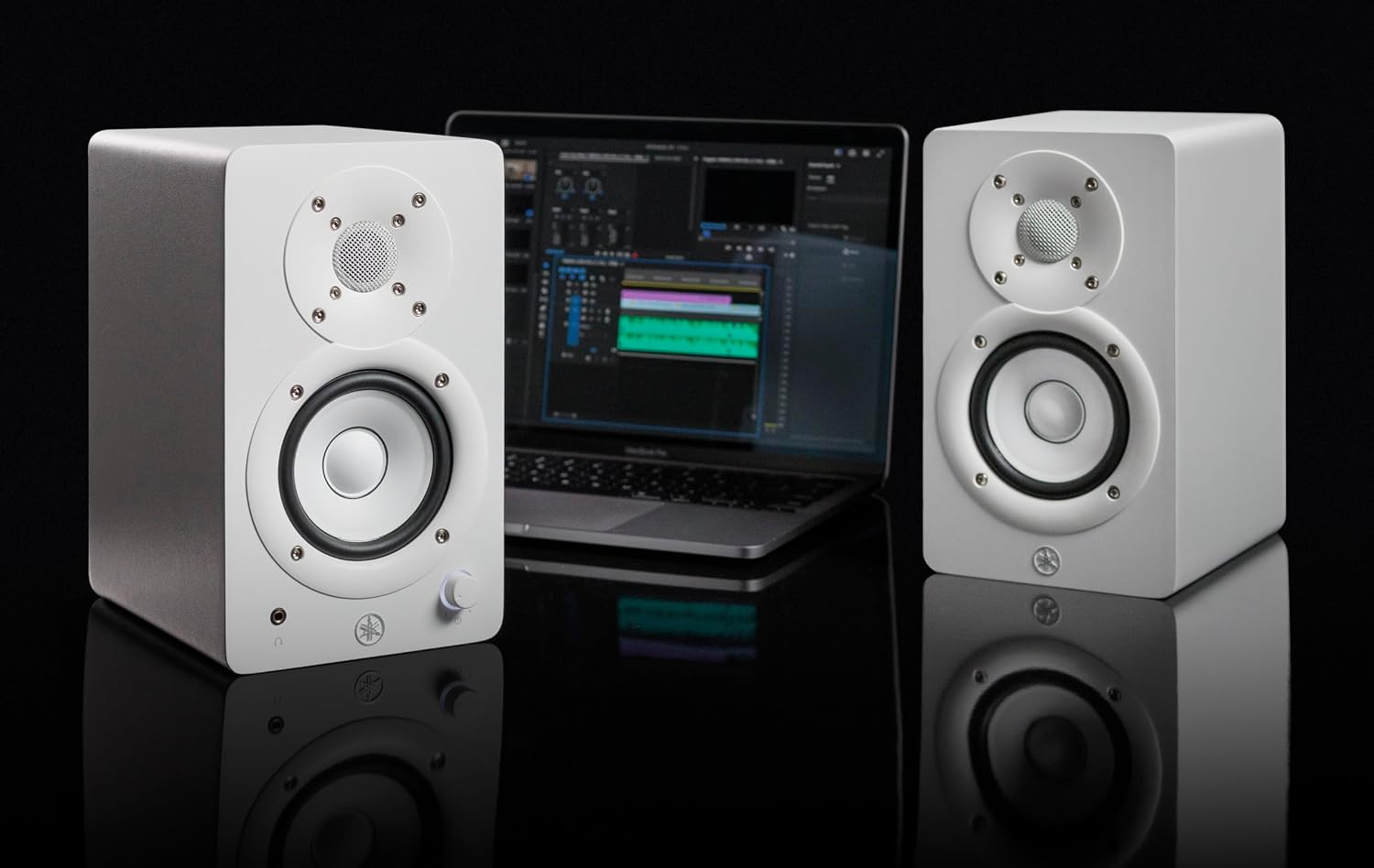 Yamaha HS4 Powered Studio Monitor in White, Pair (HS4 W)