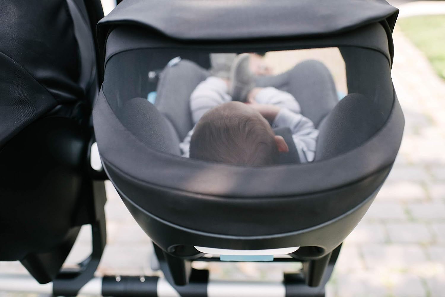 Clek Liingo Baseless Infant Car Seat with Newborn Support System, Latch System with One-Hand Release, Stroller Compatible, and Flame Retardant-Free (Railroad Ziip)