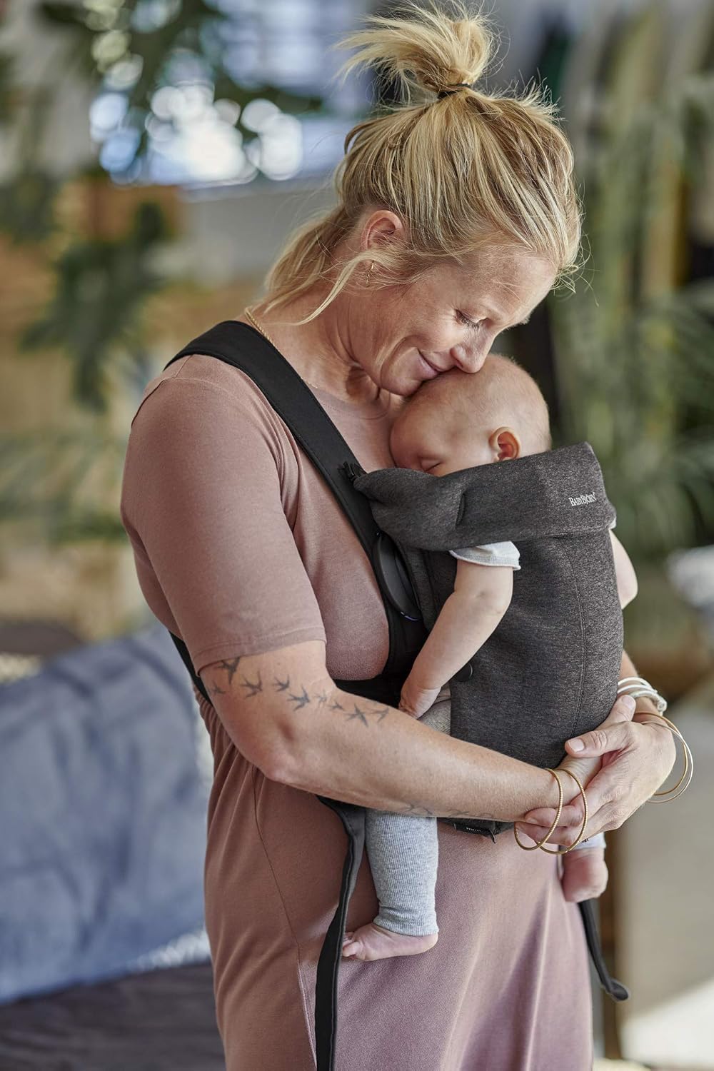 BabyBjörn Baby Carrier Mini, Charcoal Gray, 3D Jersey | Infant Carrier (7-15 lbs), Ergonomic, Easy-to-Use