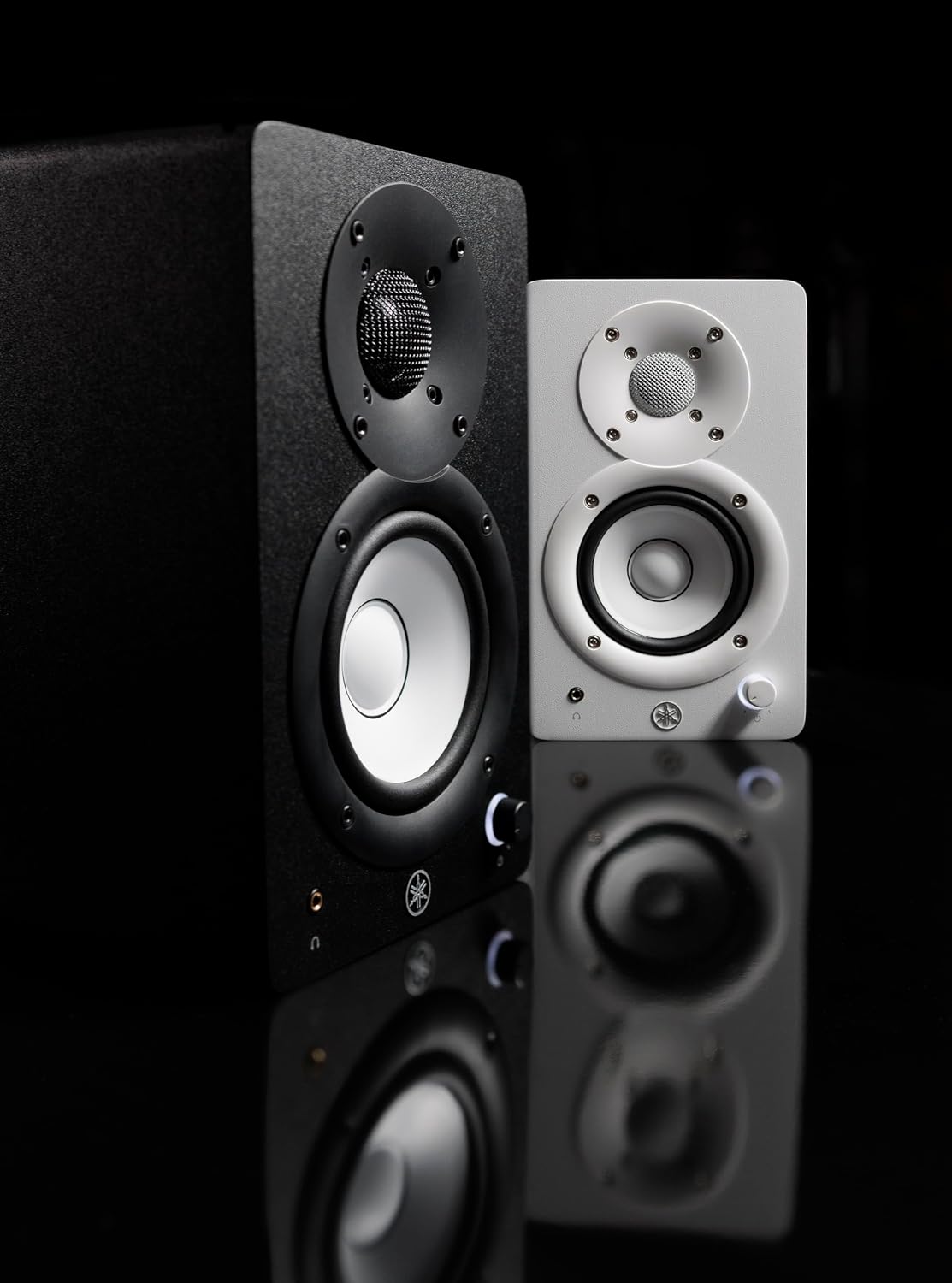 Yamaha HS3 Powered Studio Monitor in White, Pair (HS3 W)