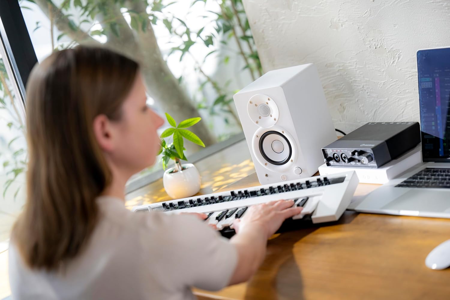 Yamaha HS4 Powered Studio Monitor in White, Pair (HS4 W)