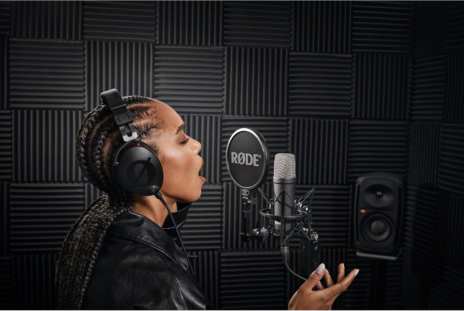 Rode NT1 Signature Series Black Recording Bundle with Focusrite Scarlett Solo Interface, StreamEye Cans50 Headphones, and Rode PSA1+ Boom Arm — 4 dBA Self-Noise, 48V Phantom Power, Air Mode