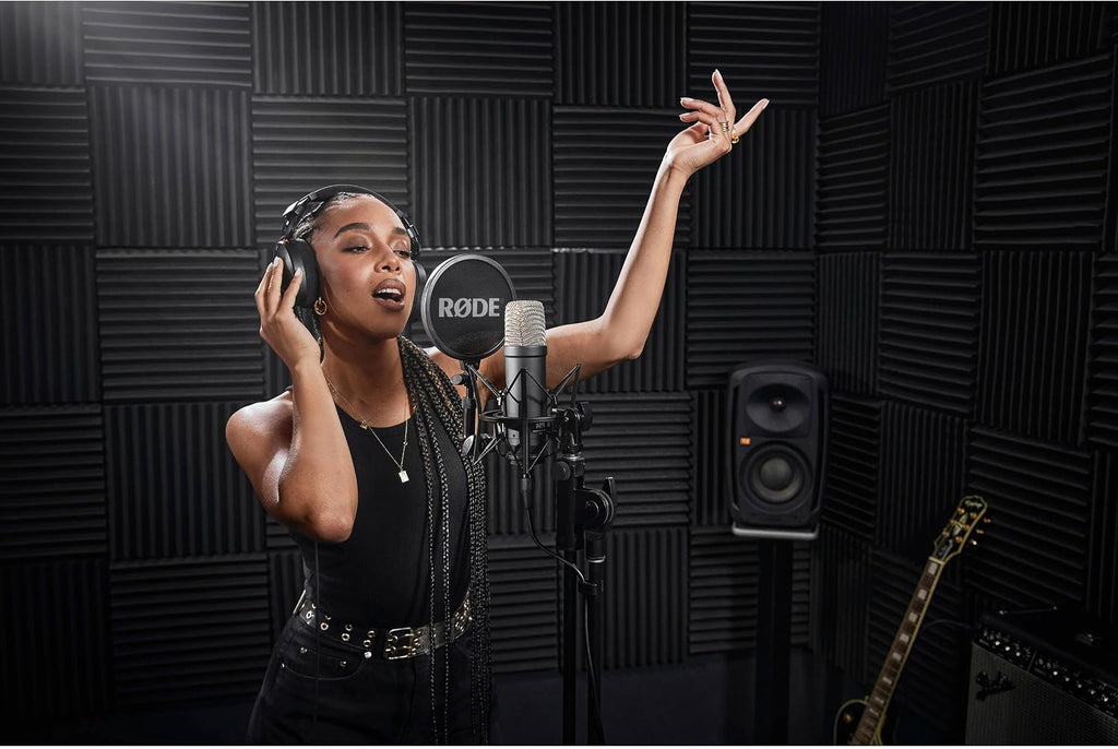 Rode NT1 Signature Series Black Recording Bundle with Focusrite Scarlett Solo Interface, StreamEye Cans50 Headphones, and Rode PSA1+ Boom Arm — 4 dBA Self-Noise, 48V Phantom Power, Air Mode