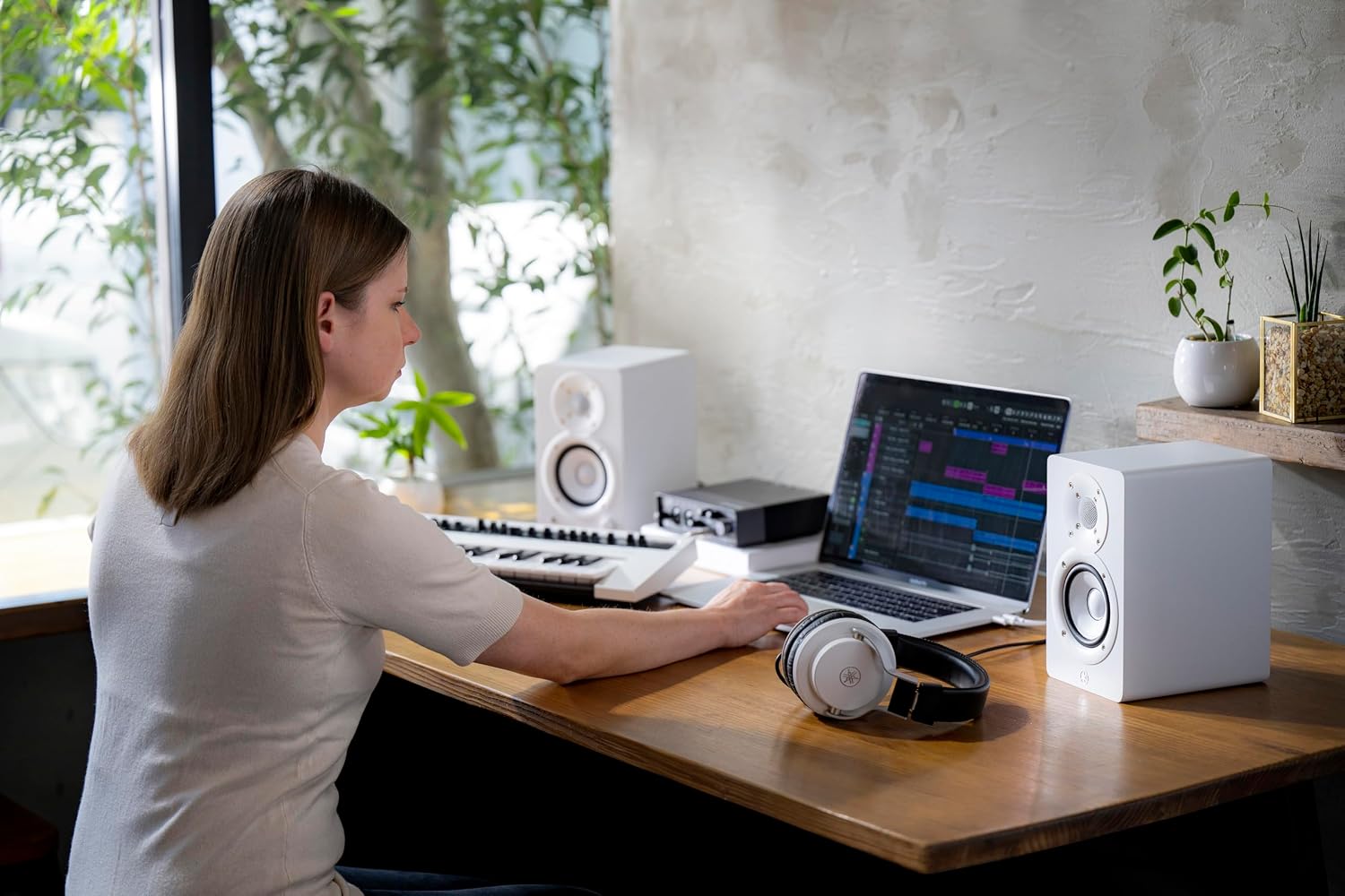 Yamaha HS3 Powered Studio Monitor in White, Pair (HS3 W)