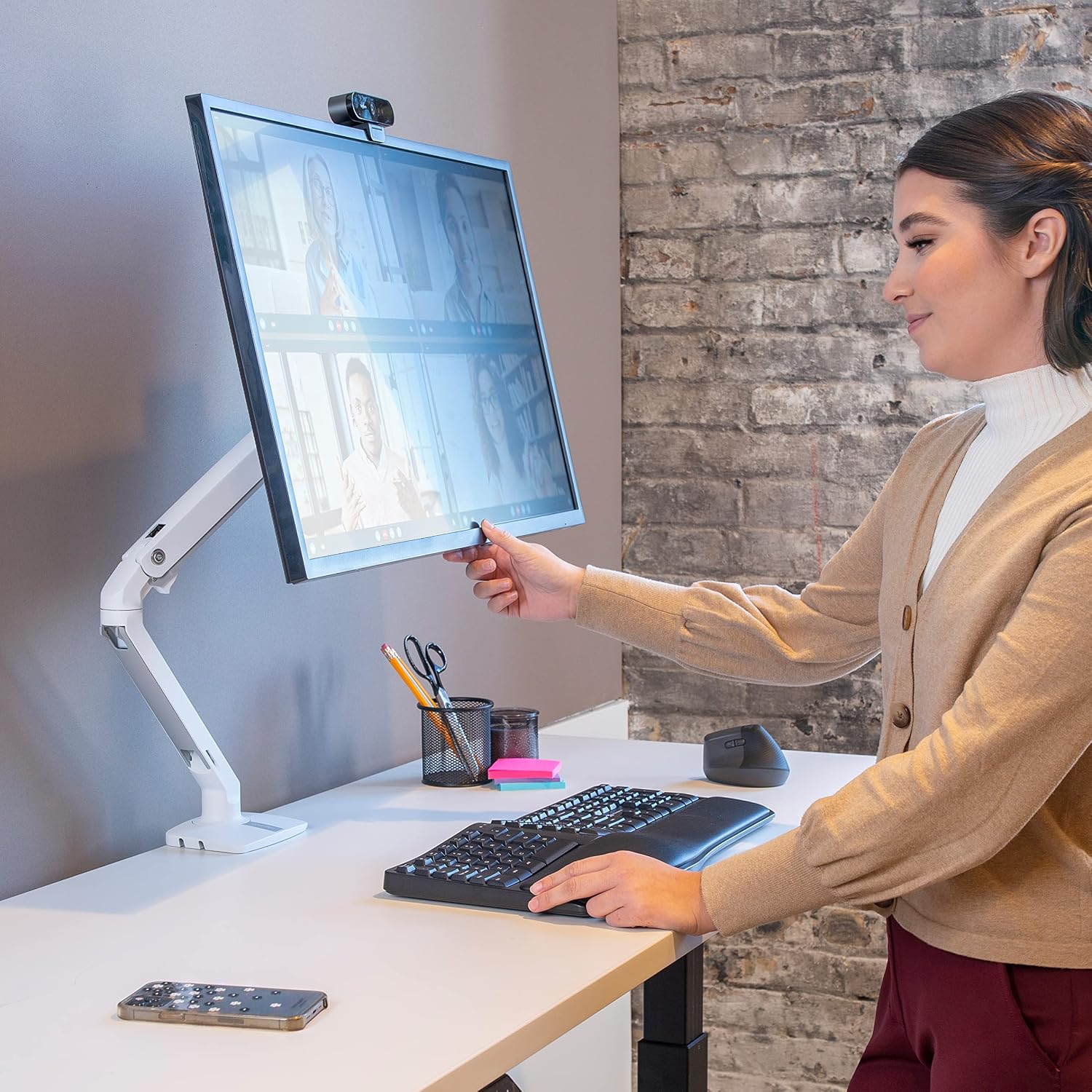 Ergotron – MXV Single Monitor Arm, VESA Desk Mount – for Monitors Up to 34 Inches, 7 to 20 lbs – White